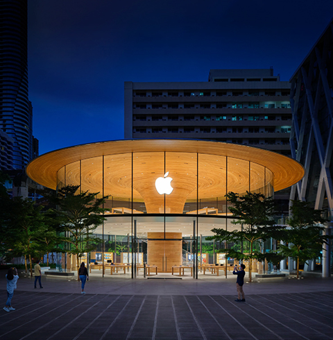  واجهة أحد مواقع Apple Store أثناء الليل.
