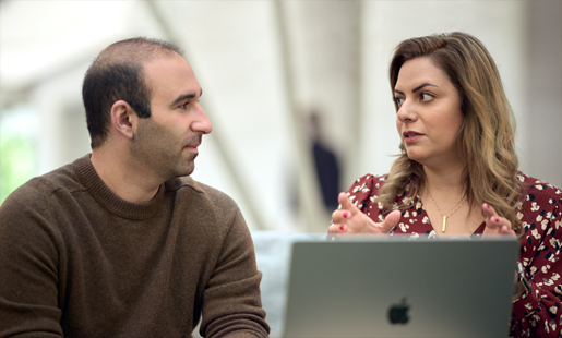 Desireh, seduta davanti a un MacBook, parla con un collega