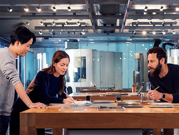 Designer Apple al lavoro su un progetto.
