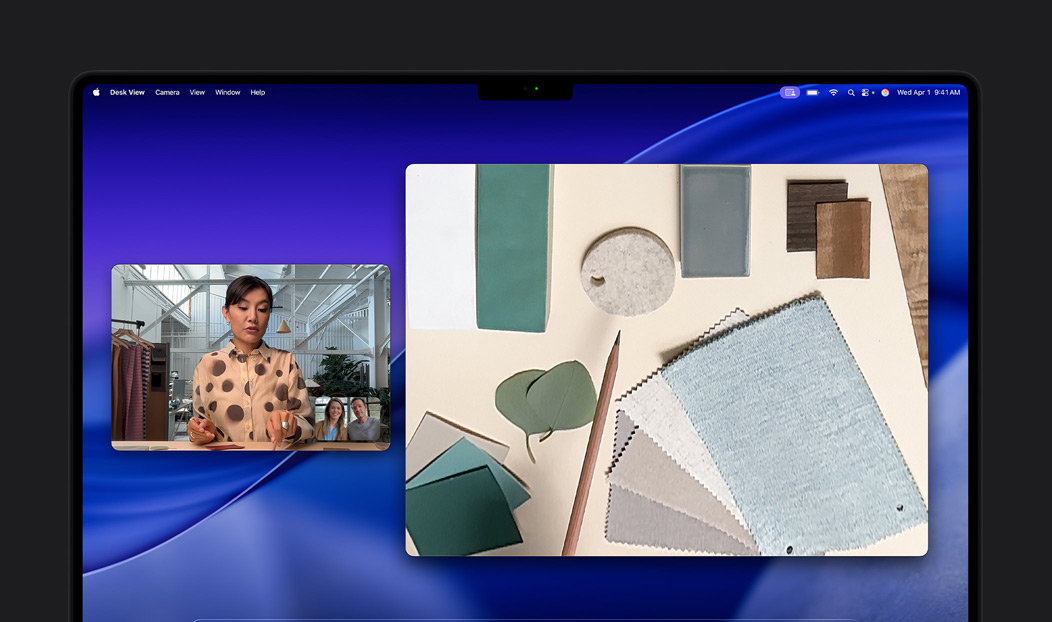 Lors d’un appel vidéo sur MacBook Pro, une personne utilise la fonctionnalité Desk View pour montrer son espace de travail rempli de carrés de tissu à deux autres personnes, Desk View lui permet de montrer son espace de travail et son visage en même temps