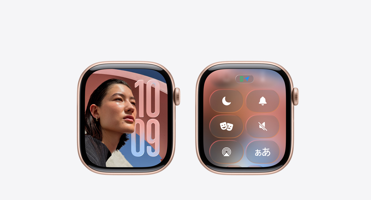 バンドを付けていないローズゴールドのApple Watch。文字盤の時計アプリは、watchOS 26の新しいLiquid Glassのデザインを示している