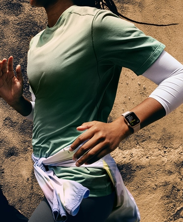 Workout Buddy ترسل رسالة إلى عدّاءة يتتبّع التمرين باستخدام Apple Watch SE 3