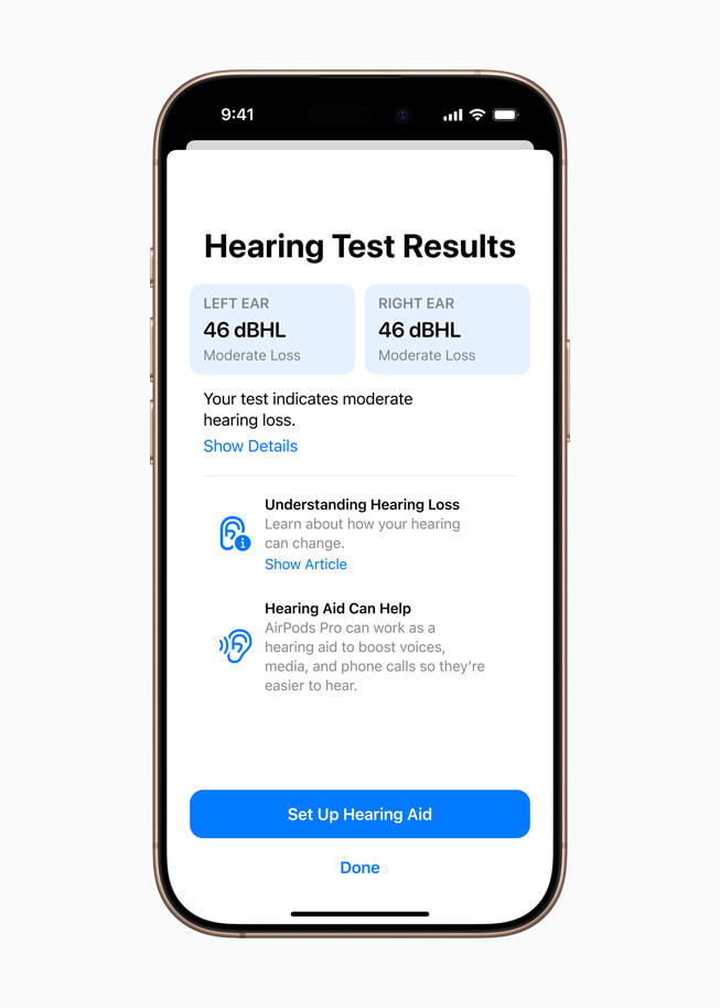Resultaten van de gehoortest op een iPhone 16 Pro, met ernaast twee AirPods Pro.