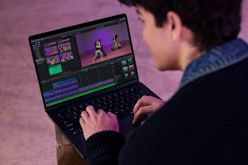 لقطة مقربة من خلف الكتف لكايل هاناغامي أثناء العمل على Final Cut Pro باستخدام جهاز MacBook Pro.
