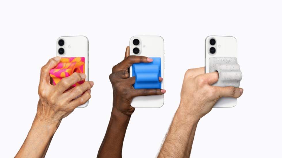 ثلاث أيادٍ تحمل أجهزة iPhone 17 Pro، وكل جهاز مزود بحامل Hikawa Grip & Stand التكيفي بألوان زاهية.