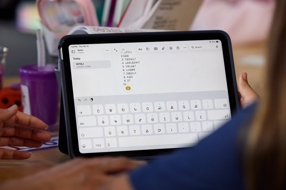 Primer plano de la pantalla de un iPad que muestra el idioma cheroqui escrito en la app Notas.