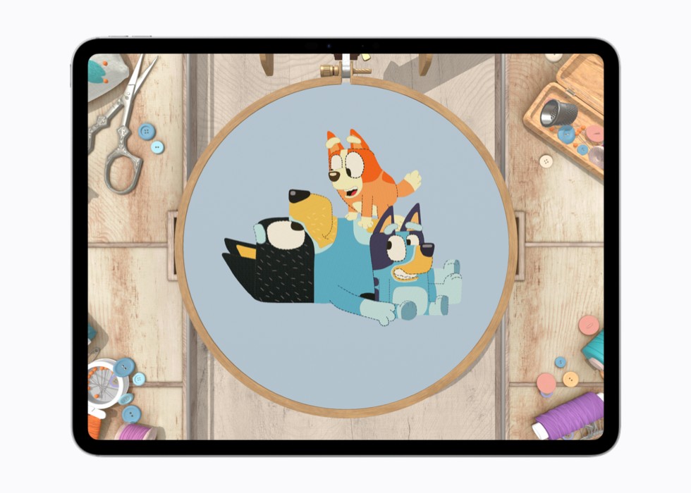 Et stillbilde fra stitch. viser et ferdiglaget broderi av to Bluey-karakterer inni en ring av tre.