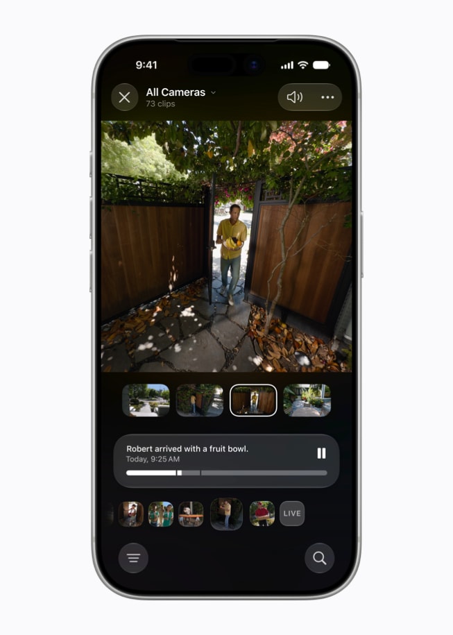 Pantalla de un iPhone 17 Pro en la app Casa que muestra una vista de cámara de seguridad con la descripción generada "Robert llegó con un tazón de fruta".