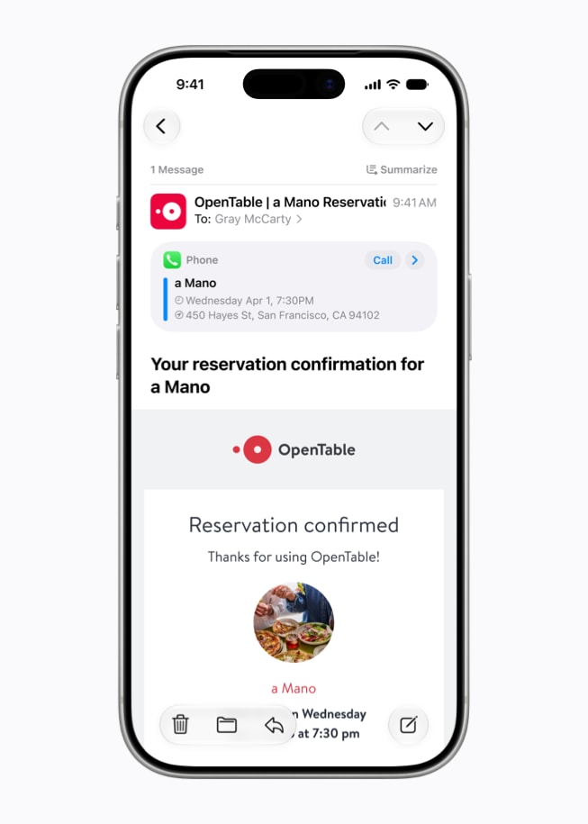 Pantalla de un iPhone 17 Pro que muestra una notificación de la reservación para cenar, con información del restaurante y la reservación obtenida de Mail.