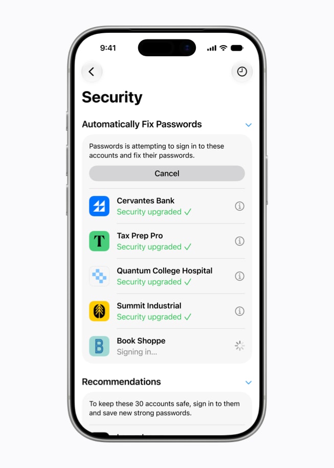 Pantalla de un iPhone 17 Pro que muestra la app Contraseñas en proceso de corregir automáticamente las contraseñas débiles o que fueron vulneradas de varias cuentas.