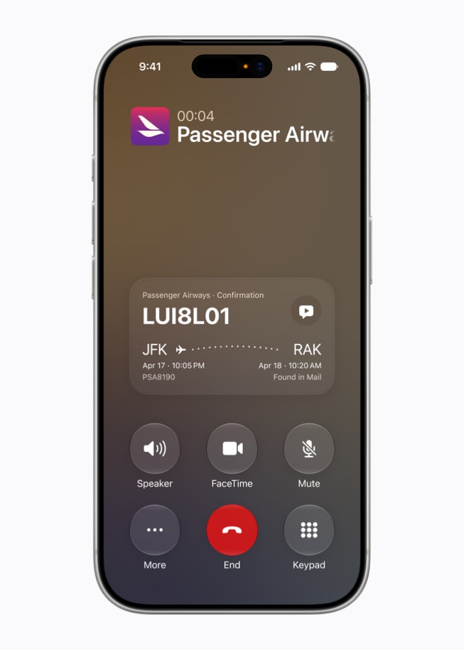 Pantalla de un iPhone 17 Pro durante una llamada telefónica que muestra la función Call Context con un código de reserva de vuelo en Mail.