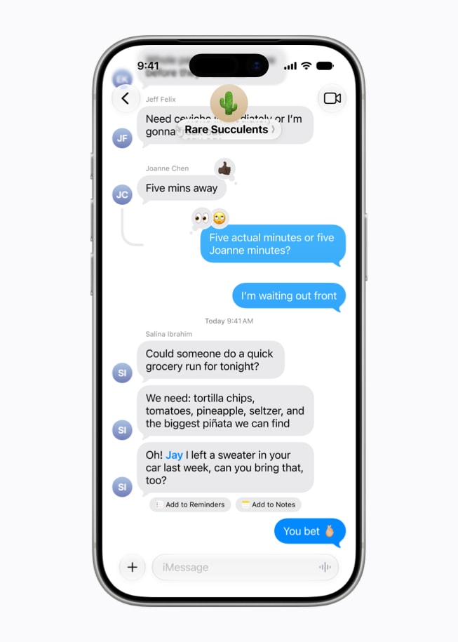 Pantalla de un iPhone 17 Pro que muestra una conversación en la app Mensajes con sugerencias de Agregar a Recordatorios y Agregar a Notas basadas en el texto.