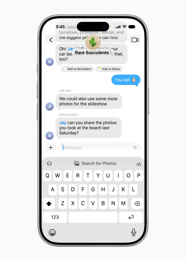 Pantalla de un iPhone 17 Pro que muestra una sugerencia de Búsqueda de fotos dentro de la app Mensajes, con un teclado visible.