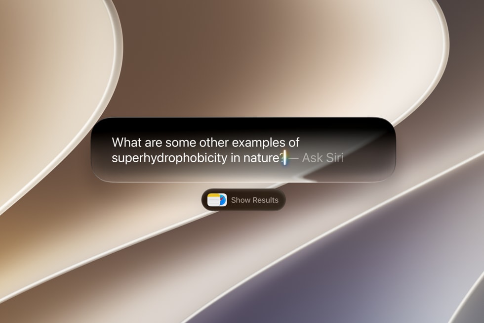 شاشة MacBook تعرض Siri AI مدمج في الباحث، وهو يجيب على سؤال.