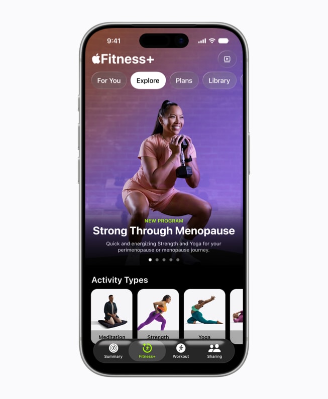 iPhone 17 Pro met een Apple Fitness+-scherm met daarop het programma voor de menopauze.
