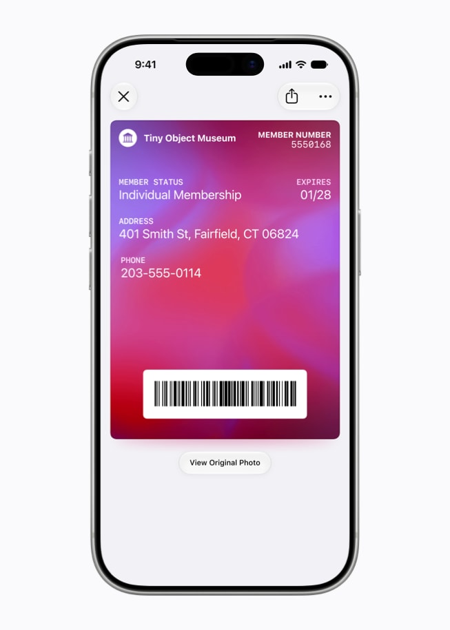Een iPhone 17 Pro met een pas voor een museum in Apple Wallet.