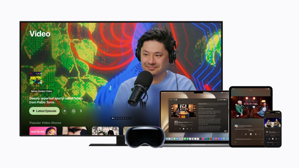 Een tv, Apple Vision Pro, MacBook, iPad en iPhone met video’s van verschillende podcasts op het scherm.