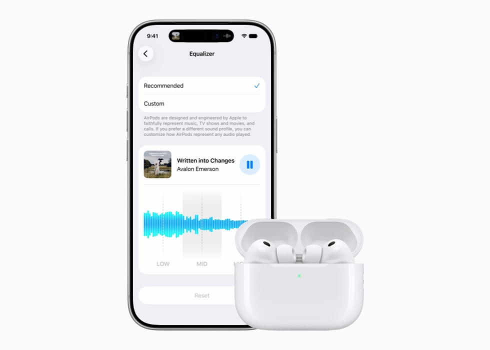 Un iPhone 17 Pro placé à coté d’AirPods affiche un écran de personnalisation audio.
