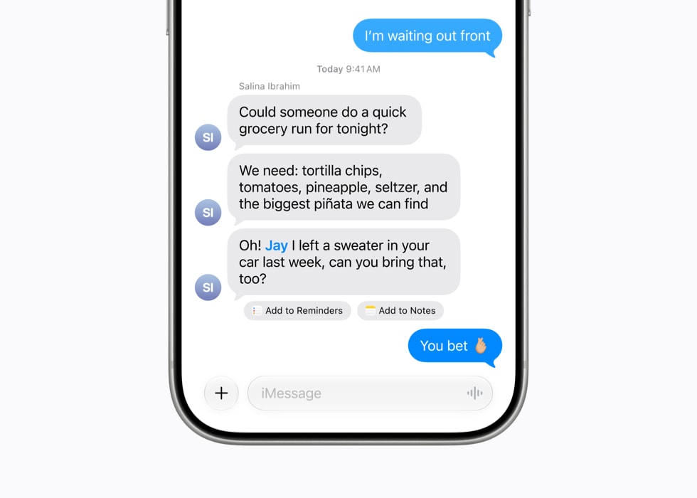 Un iPhone 17 Pro affiche une conversation Messages avec des suggestions en un geste permettant de créer une note ou un rappel pour prendre un pull.