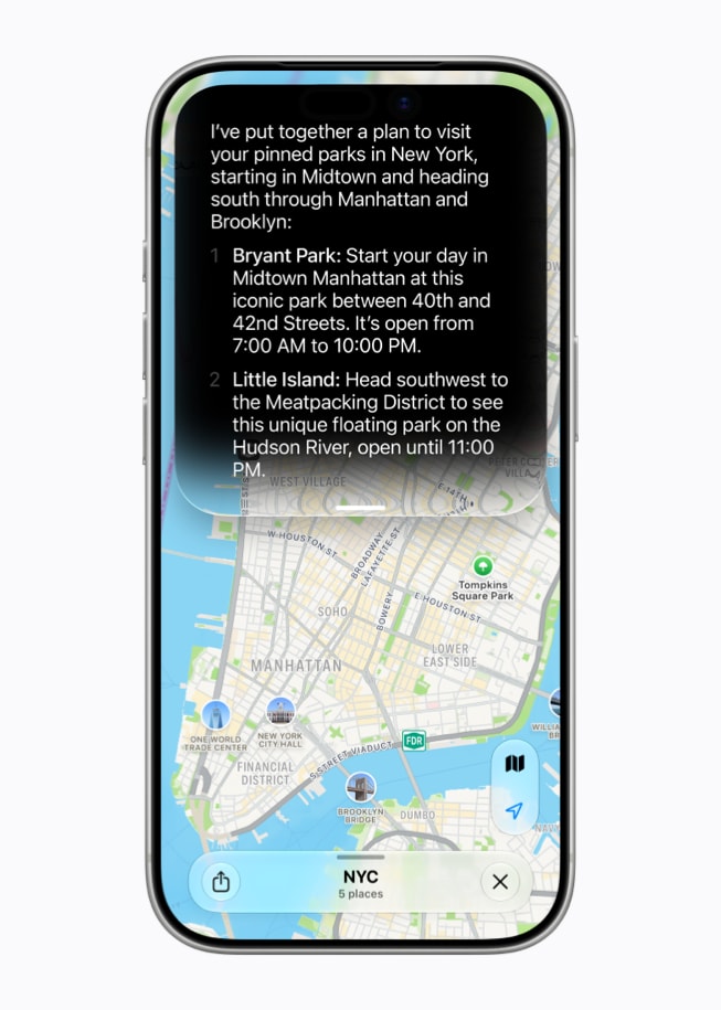 Un iPhone 17 Pro affiche un écran Siri AI présentant un itinéraire suggéré pour une journée à New York.