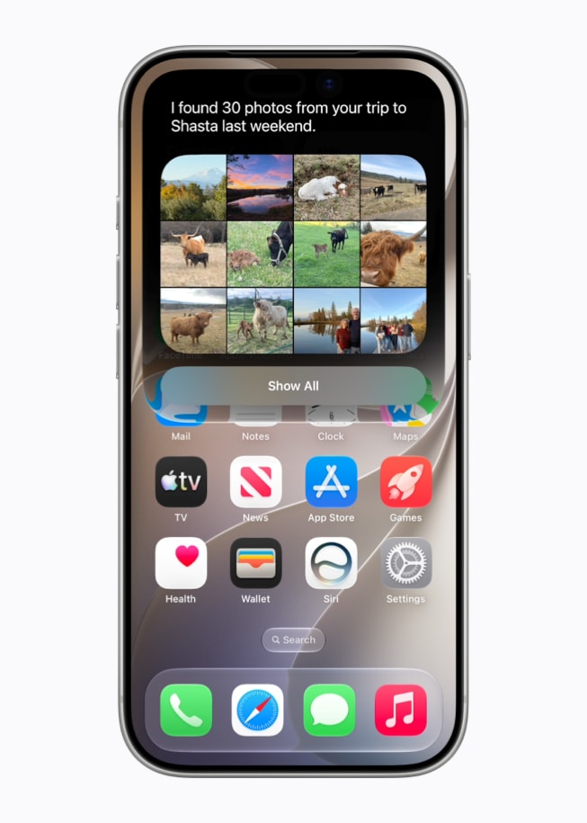 Un iPhone 17 Pro affiche un écran Siri AI présentant une recherche de photos du week‑end précédent, avec des sujets et des personnes spécifiques identifiés dans la recherche.