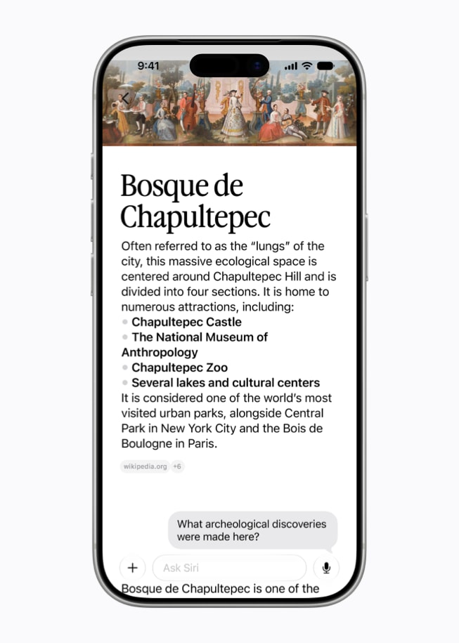 Un iPhone 17 Pro montre une conversation entre une personne et Siri à propos du parc de Chapultepec.