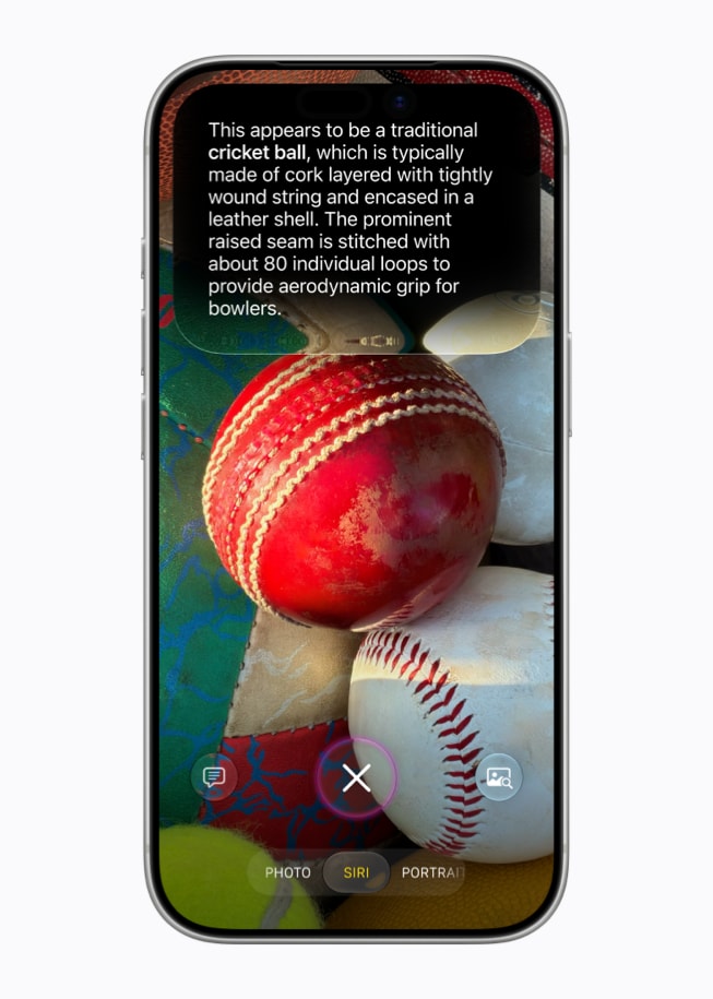 Un iPhone 17 Pro affiche un écran Siri AI présentant la description d’une balle de cricket au-dessus d’une photo de l’objet.