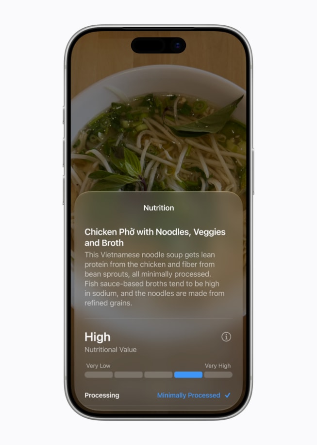 Un iPhone 17 Pro affiche un écran Siri AI présentant le mode Siri dans l’app Appareil photo, avec une description du phô et des informations nutritionnelles sur une photo du plat.