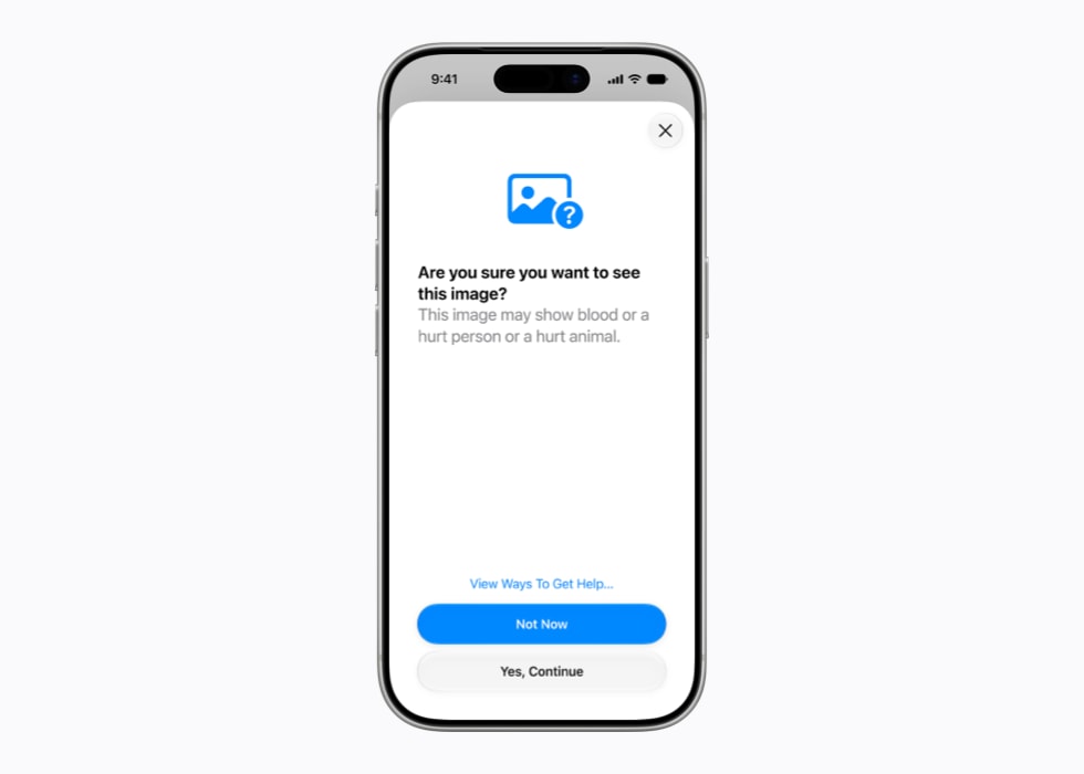 Un iPhone 17 Pro affiche un écran Sécurité des communications invitant l’utilisateur à confirmer la visualisation d’une image susceptible de montrer du sang ou encore une personne ou un animal blessé.