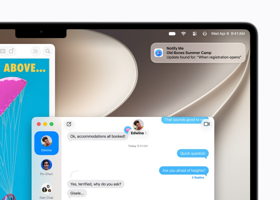 Un écran de MacBook Pro affiche une fenêtre de conversation par SMS ainsi qu’un message Me prévenir informant l’utilisateur que la date d’ouverture des inscriptions pour un séjour en colonie de vacances vient d’être actualisée.