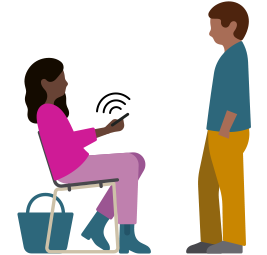 En kvinde sidder på en stol med en iPhone, der udsender lydbølger, mens en mand står foran hende og lytter