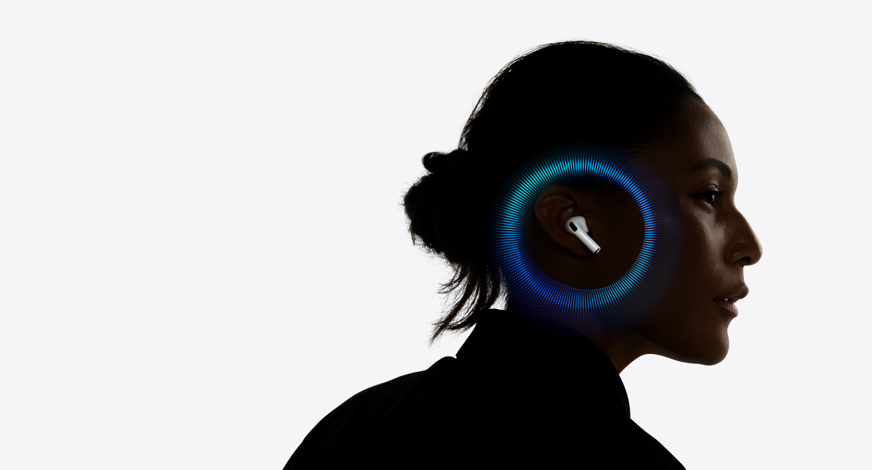 Una persona usando unos AirPods 3, con ondas sonoras rodeando su oreja