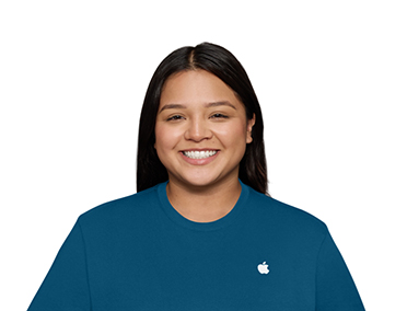 一個人穿著右上角印有 Apple 標誌的 T 恤