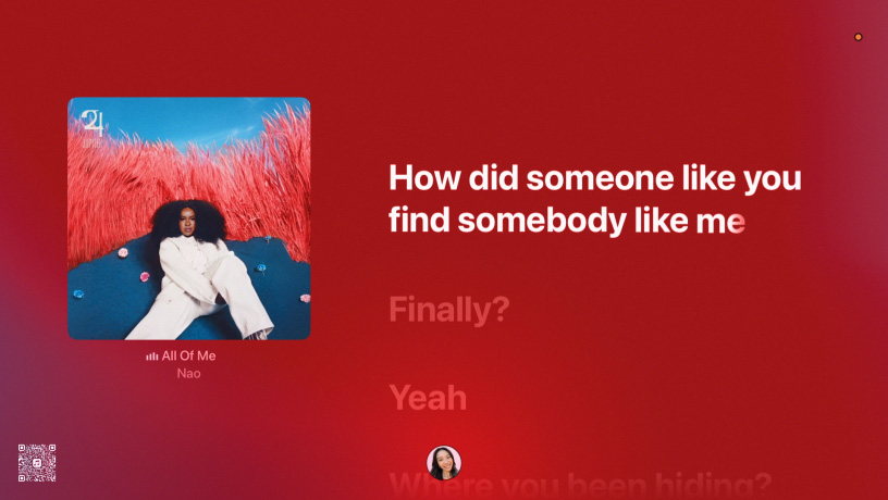 Text písně „All of Me“ od Nao se synchronně s písní rozzáří na televizní obrazovce.