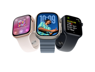 Drei Apple Watch Geräte: Apple Watch Series 11, Farbe Roségold, Aluminiumgehäuse, Apple Music, Steuerelemente für Wiedergabeliste, rechte Seitenansicht, Digital Crown, Sportarmband Farbe Blassrosa, Pin-Verschluss in Silber, Apple Watch Ultra 3, Farbe Natur, Titangehäuse, All‑Screen Display, Foto über Zeit angeordnet, rechte Seitenansicht, Digital Crown, Ocean Armband Farbe Maritimblau, röhrenförmiger Fluorelastomer-Gummi, Apple Watch SE 3, Aluminiumgehäuse, Farbe Mitternacht, rechte Seitenansicht, Digital Crown, fortschrittliche Messwerte für Laufen outdoor