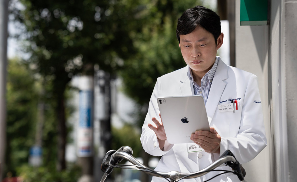 Omdat iPad ideaal is om mee te nemen, kunnen apothekers door de hele stad op huisbezoek.