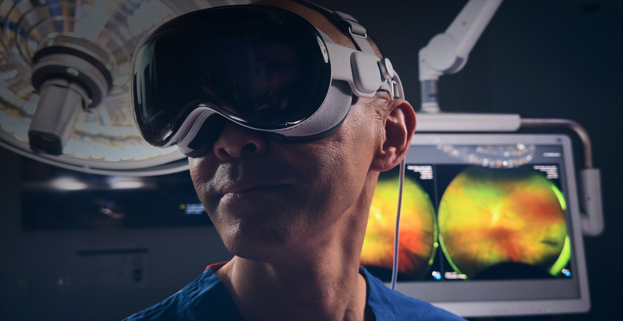 جرّاح يرتدي Apple&nbsp;Vision&nbsp;Pro في غرفة العمليات.