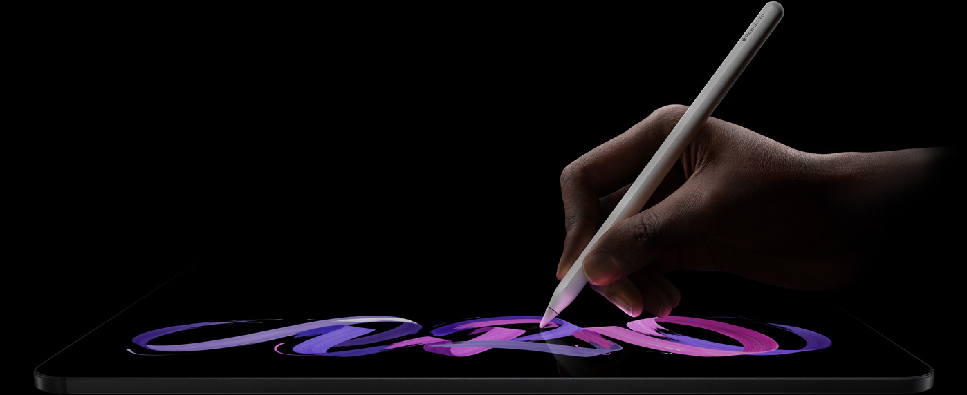 Vooraanzicht van iPad Pro in de kleur spacezwart, in horizontale stand, zijaanzicht, hand die Apple Pencil Pro vasthoudt, in de kleur wit, een abstract paars en roze ontwerp wordt getekend op het display