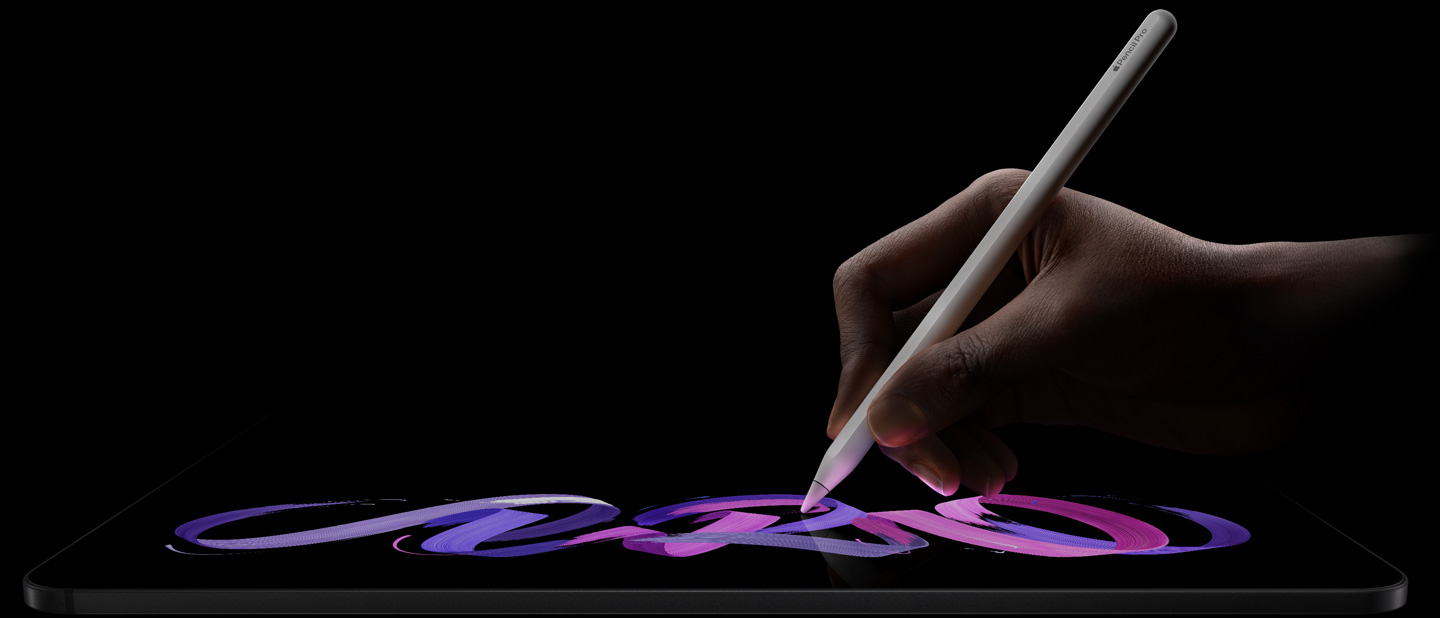 Vooraanzicht van iPad Pro in de kleur spacezwart, in horizontale stand, zijaanzicht, hand die Apple Pencil Pro vasthoudt, in de kleur wit, een abstract paars en roze ontwerp wordt getekend op het display