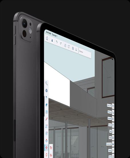 Achteraanzicht van iPad Pro in de verticale stand, kleur Spacezwart, pro-camerasysteem, volumeknoppen, iPad Pro, vooraanzicht, verticale stand, kleur Spacezwart, zwarte rand rond display, afgeronde hoeken, op het display is een app te zien voor grafisch ontwerp, met links en rechts open menu’s met tools en effecten