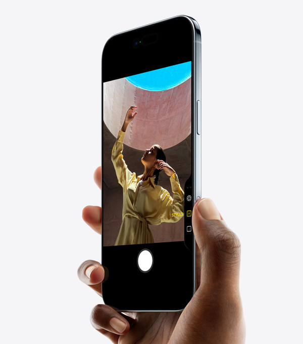 En hand som håller en iPhone Air med tummen på kamerareglaget, sedd framifrån, sedd från sidan, tunn profil, Dynamic Island, sidoknapp