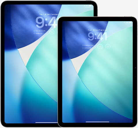 iPad a iPad Air vedle sebe, iPad Air v popředí překrývá iPad, orientace na výšku, na zamknuté obrazovce jsou v průhledném Liquid Glass designu zobrazené hodiny