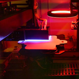 Équipement de fabrication éclairé par une lumière rouge et bleue dans une usine